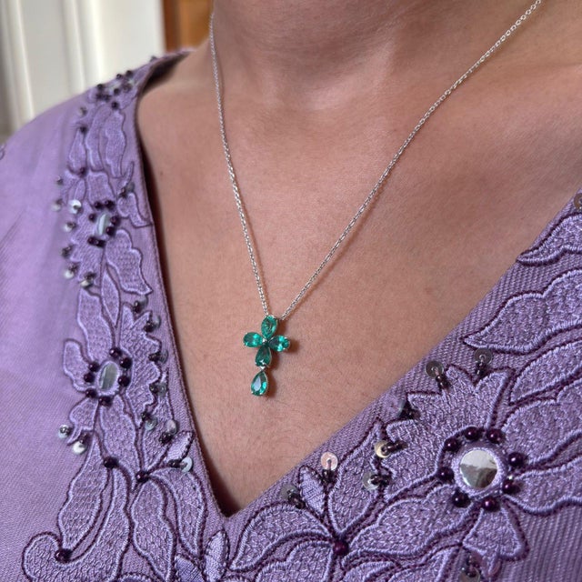 Early 21st Century Natural emeralld 1.88ct pendant in 18k god For Sale - Image 5 of 18