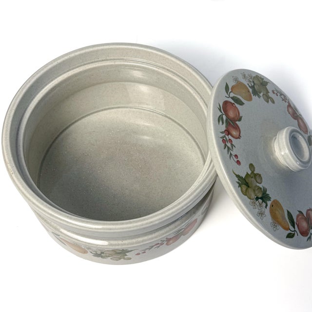 Late 20th Century Vintage Wedgwood Quince 1.5-Quart Round Covered Casserole, England For Sale - Image 5 of 6