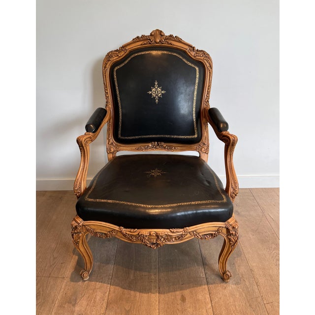 1950s Queen's armchair in carved walnut upholstered with black leather and iron-Gi For Sale - Image 12 of 12