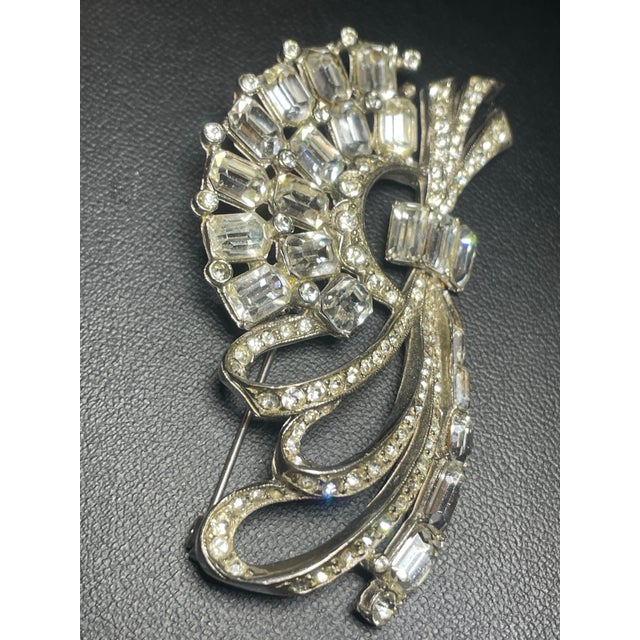 Silver MCM Jewelry Attributed Style to Eisenberg Ice Rhodium-Plated Emerald-Cut Crystal Ribbon Fan Brooch For Sale - Image 8 of 8