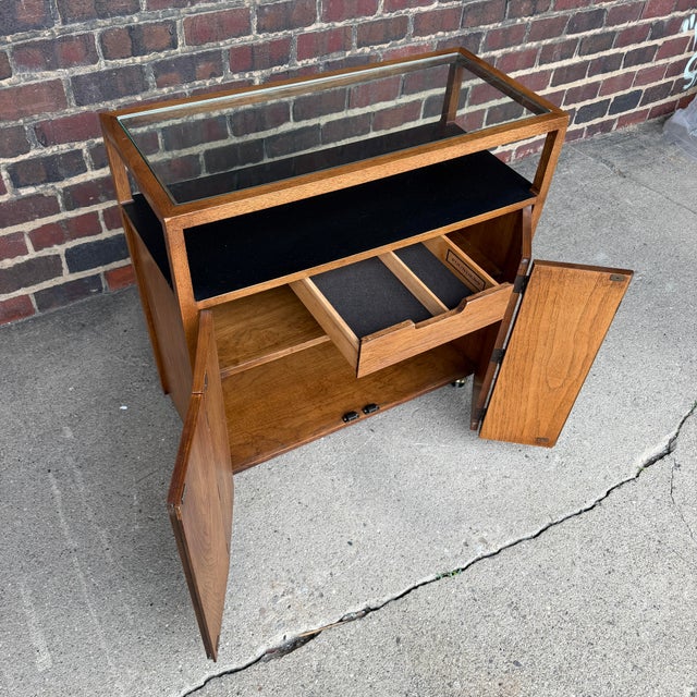 Jack Cartwright for Founders Mid-Century Walnut & Cane Bar Cart / Buffet Server, 1960s For Sale In Cleveland - Image 6 of 12
