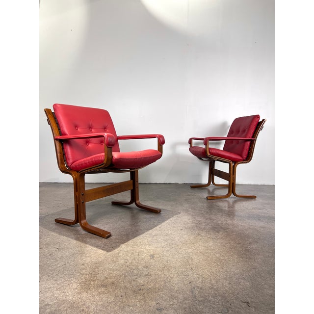 Mid-Century Modern 1970s Pair Red Leather/ Rosewood Framed “Siesta Arm Chairs” by Norwegian Designer Ingmar Relling for Westnofa For Sale - Image 3 of 12