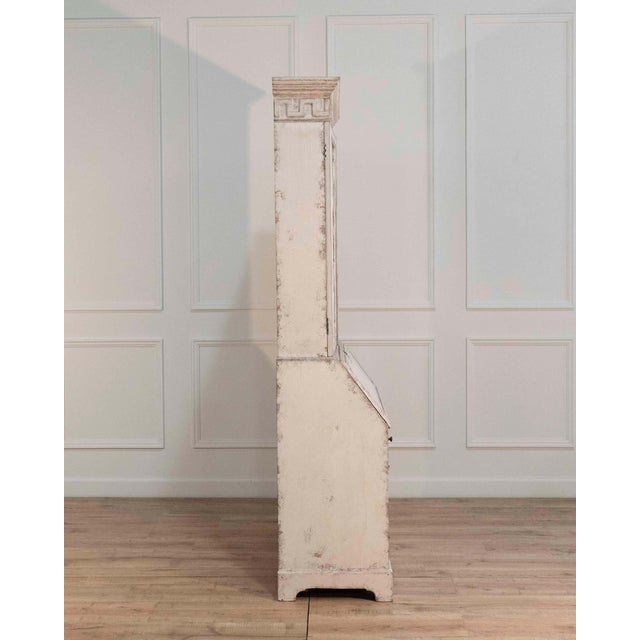 European two-part vitrine cabinet with fine carvings, circa 1790 For Sale - Image 10 of 17