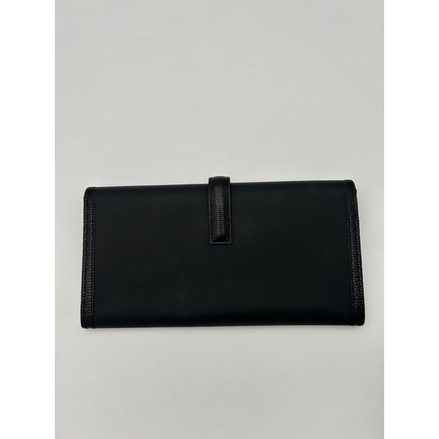 The Hermès Jige Elan Clutch in Swift with Lizard is an exquisite example of the brand’s timeless craftsmanship and elegant...