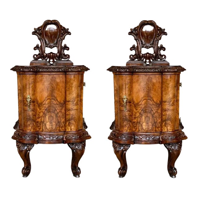 Early 20th Century Pair of Venetian Baroque Naightstands With Crest For Sale
