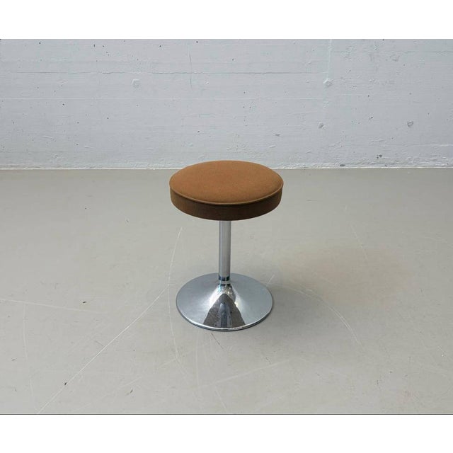 These elegant vintage stools from Vitra are characterized by their clean, functional design. The round seat is upholstered...