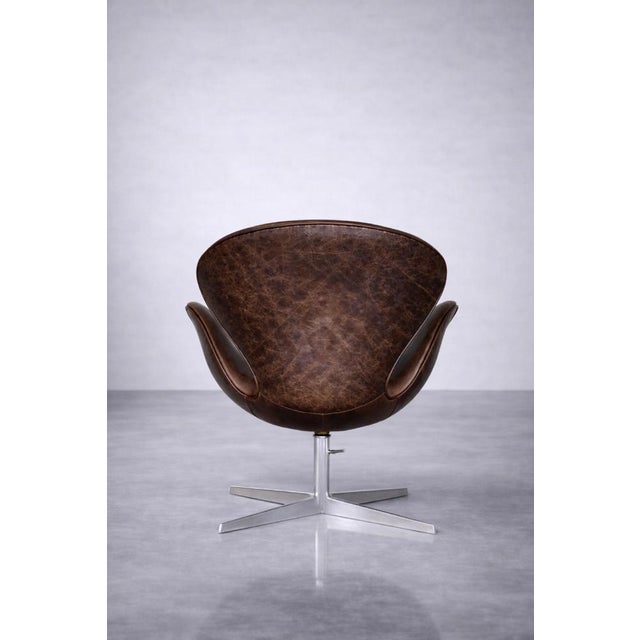 Mid-Century Modern Danish Brown Leather Swan Chair by Arne Jacobsen for Fritz Hansen, 1958 For Sale - Image 6 of 18