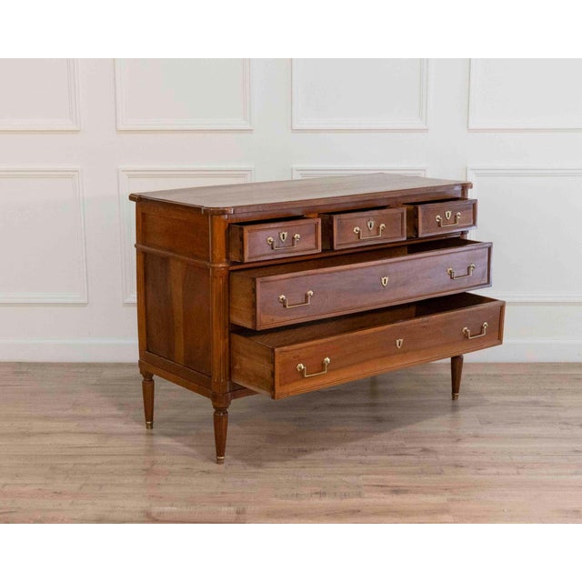 Louis XVI–Style Walnut Chest of Drawers, France, Early 19th Century For Sale In Atlanta - Image 6 of 10