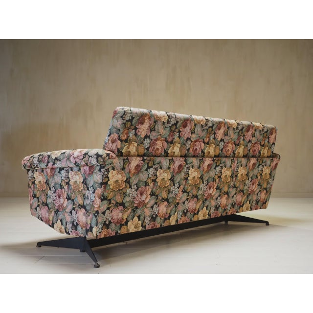 Superbe elegant Italian Mid-Century 1960's floral sofa. Great condition.