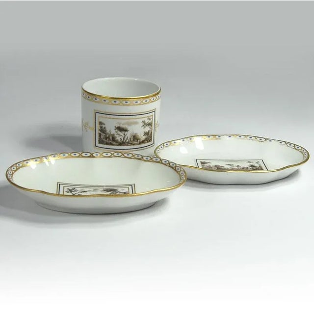 The kit includes two dimensions: 12.5 x 9 cm. and 12 x 8.5 cm. Height: 2 cm. and container: 6 x 5.5 cm. This piece has an...