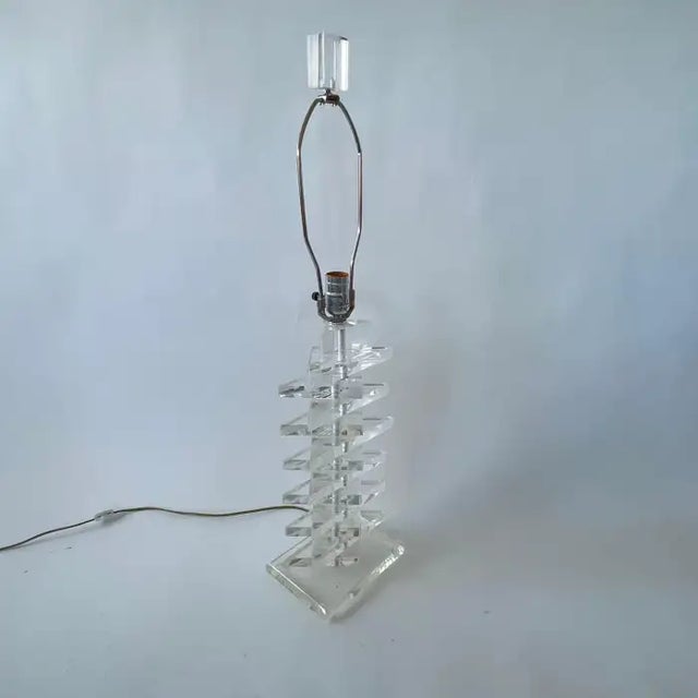 Pair of Mid Century Karl Springer Style Stacked Triangular Lucite Lamps, 1970's For Sale In Miami - Image 6 of 14