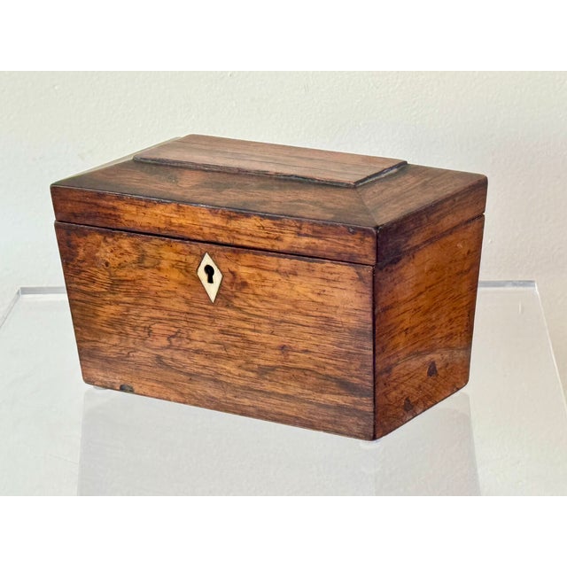 A wooden tea caddy. English 19th century.