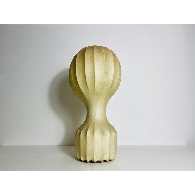 A masterpiece of italian mid-century design, the “gatto” table lamp was created by the renowned achille & pier giacomo...