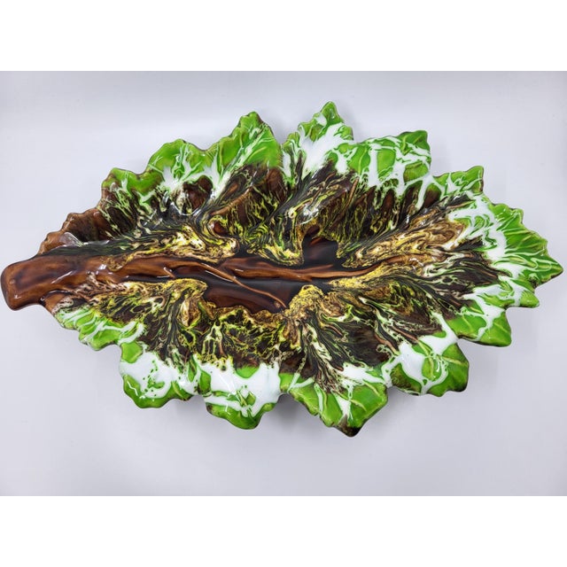 This magnificent leaf-shaped bowl is both a decorative piece and an elegant fruit holder. It is distinguished by its...