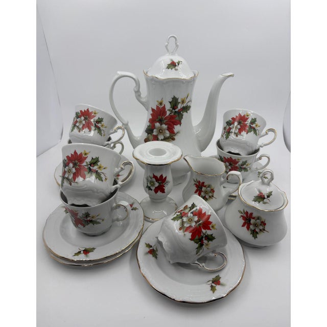 This large, festive set by Johann Seltmann impresses with a total of 18 pieces: 7 cups, 7 saucers, an elegant teapot,...