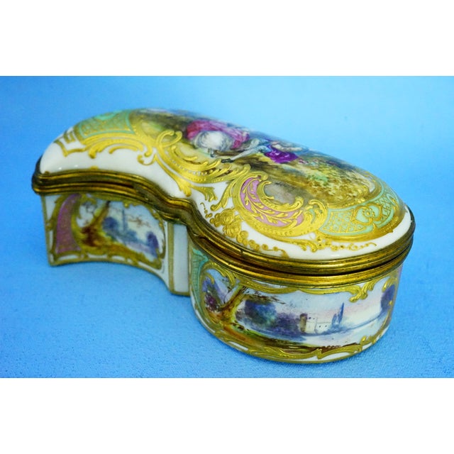 Porcelain Snuffbox Jewelry Box by Edme Samson Manufacturing, Sevres, 19th Century For Sale - Image 4 of 18