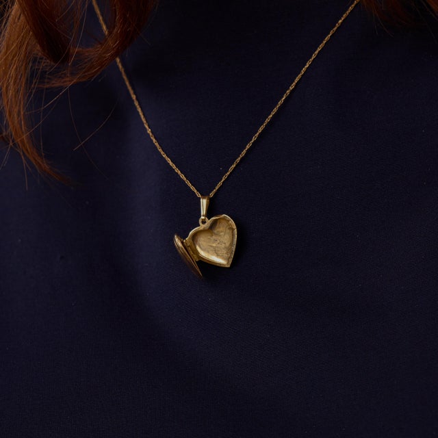 Vintage 14k Yellow Gold Heart Locket Necklace For Sale In Los Angeles - Image 6 of 7