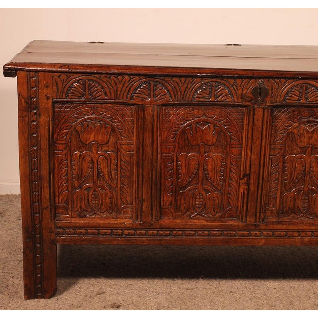 Superb English chest from the 17th century in oak composed of 4 panels rare chest due to its quality of sculpture which is...