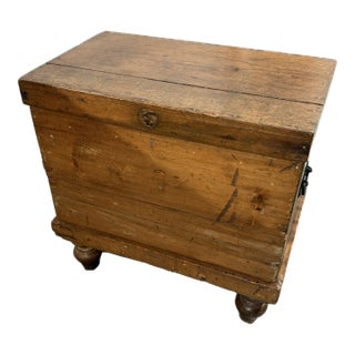 1860s English Pine Antique Ice Box With Zinc-Lined Interior on Turned Legs For Sale