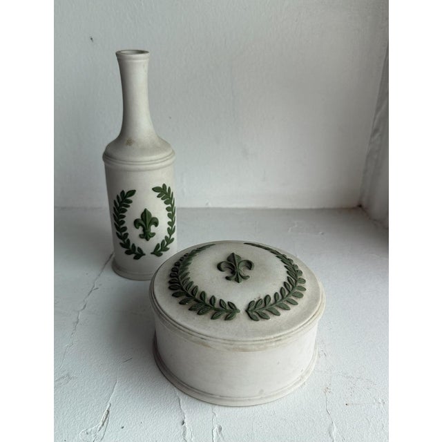 Mid 20th Century Vintage Italian Vanity Set, Fleur De Lis Ceramic Bud Vase and Lidded Trinket Box For Sale - Image 5 of 10