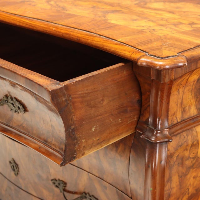 Antique Wanut Burl Veneer Chests of Drawers Italy, 18th Century, Set of 2 For Sale - Image 5 of 14
