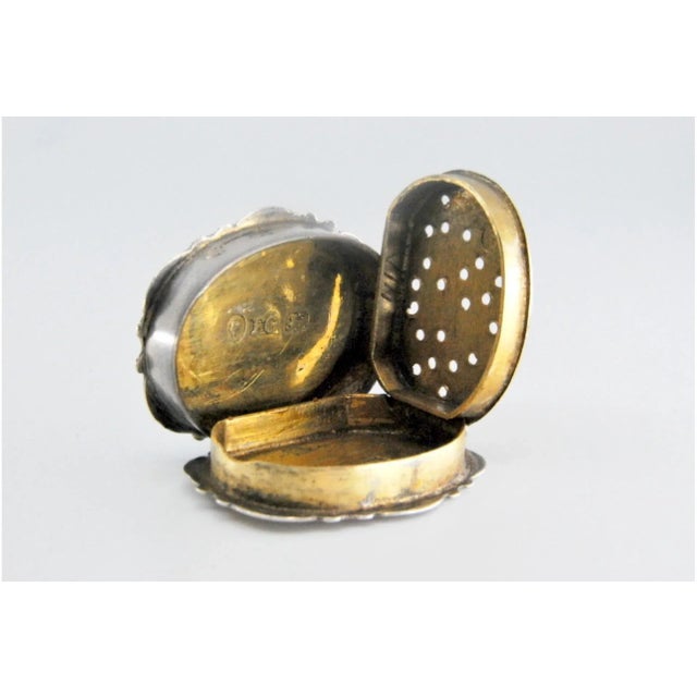 Edward VII Oval Silver and Gold Vinaigrette Box with Engravings For Sale - Image 5 of 10