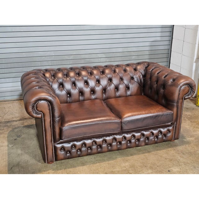 English Late 20th Century Chesterfield Brown Leather Tufted Leather Settee Sofa Nail Head Trim For Sale - Image 3 of 8
