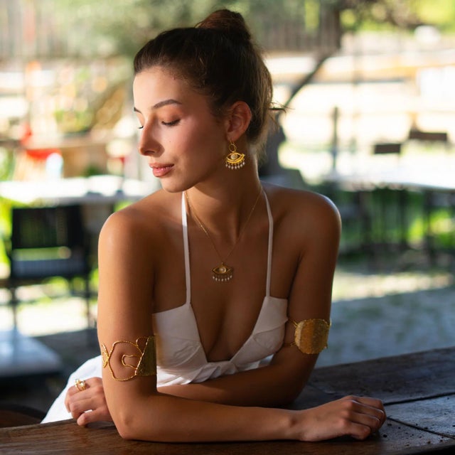 Cleopatra’s Mystic Pearl Eye Gold Necklace For Sale - Image 9 of 12