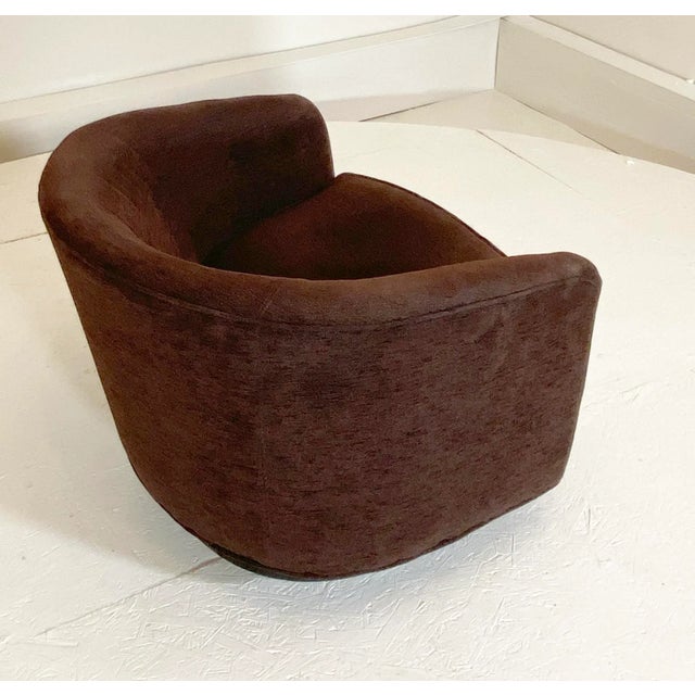 Measures: 30" wide, 30" deep and 26" high. Removable cushion gives a seating height being 16". Swivel function. Possibly...
