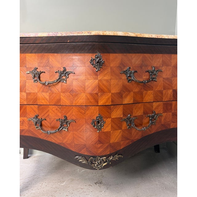 Louis XV Commode in Brass and Wood For Sale - Image 5 of 15