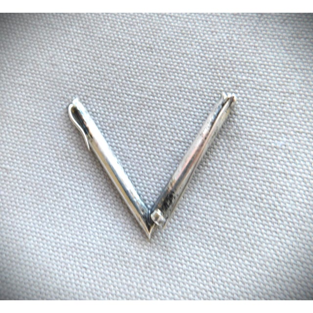 1940s Ww2 Victory "V" Sterling Brooch Pin, Sweetheart Jewelry, Red Stones, White Pearls, & Blue Stones For Sale - Image 5 of 12