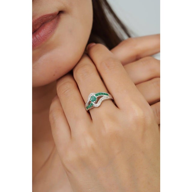Contemporary Emerald and Diamond Bypass Ribbon Ring for Women, Size 7.5 For Sale - Image 9 of 13