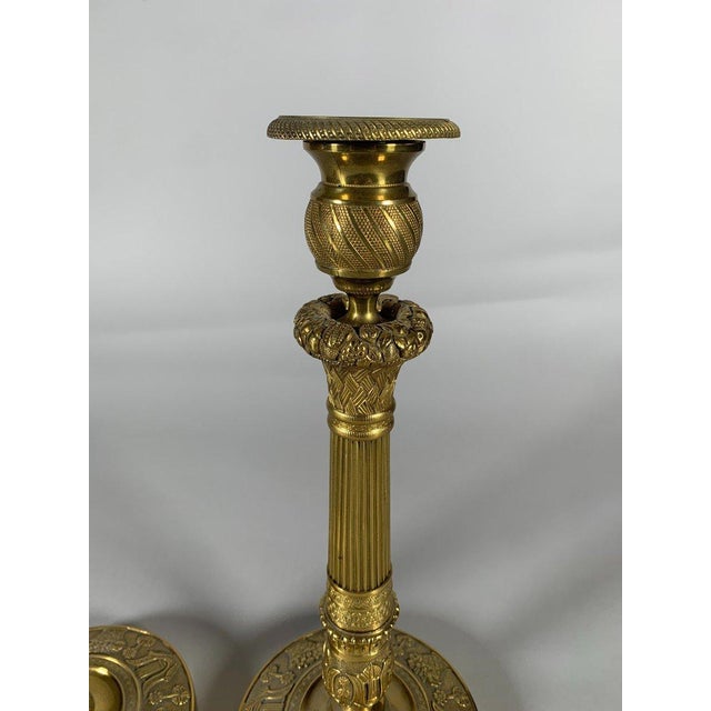Pair of bronze candlesticks "with fruit baskets", Empire period, 19th century For Sale - Image 6 of 7