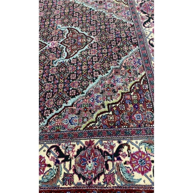 Exact Size: 4'0" x 6'0" Color: Green Age: New Materials: Wool Construction: Hand Knotted Origin: China