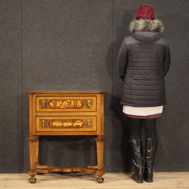 Small Italian commode from the 20th century. Furniture in inlaid wood in walnut, maple, beech and fruitwood of beautiful...