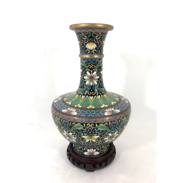 Chinoiserie Vintage Chinese Green and Black Cloisonné Floral Vase With White Flowers, Wood Stand (Cloisonne) For Sale - Image 3 of 7