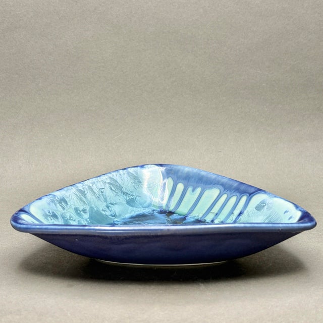 Vintage Edgecomb Potters Maine Blue Crystalline Glaze Triangular Art Pottery Bowl Catchall For Sale - Image 4 of 10