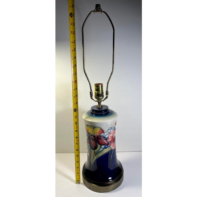 1970s Vintage Moorcroft Pottery England Exquisite Bearded Iris Pattern Table Lamp For Sale - Image 5 of 8