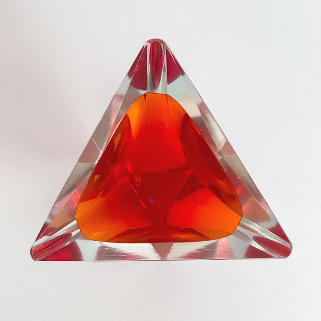 Murano Faceted Triangular Red Sommerso Ashtray by Flavio Poli, 1970 For Sale - Image 3 of 10