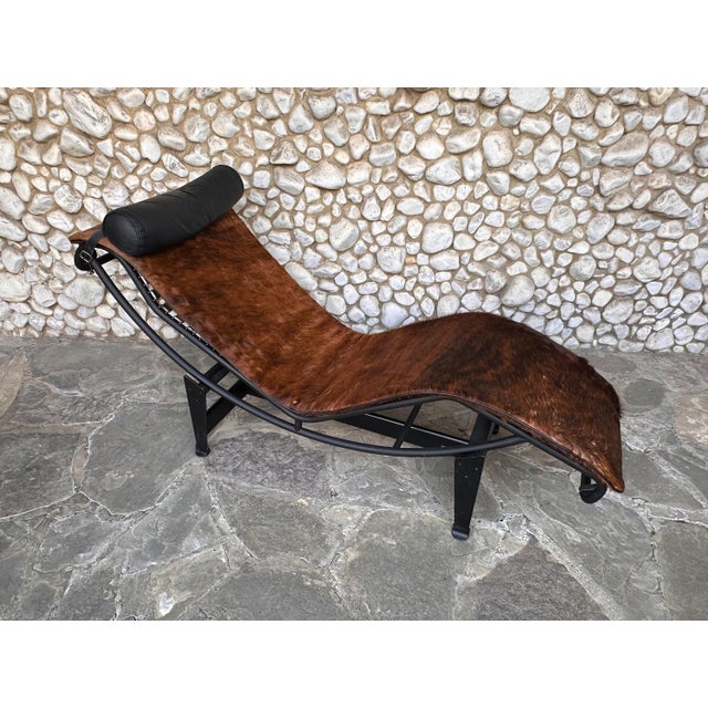 Original vintage LC4 chaise longue manufactured by Cassina in Italy, designed by Le Corbusier, Pierre Jeanneret and...