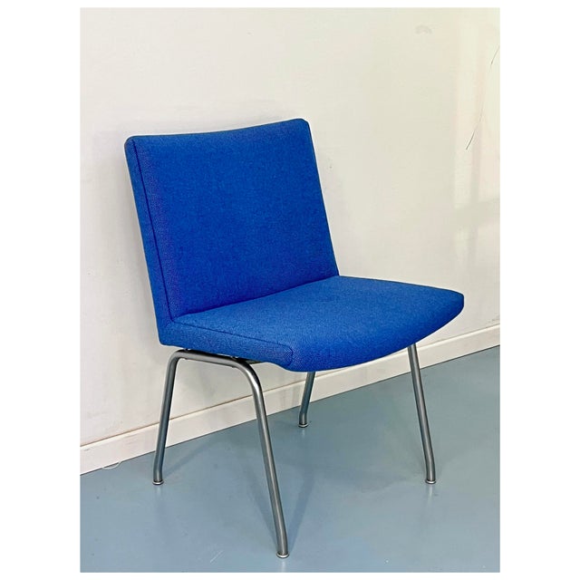Exceptional modern chair in a vibrant blue colour ! Designed in 1959 by Hans J. Wegner for the Danish manufacturer A.P....