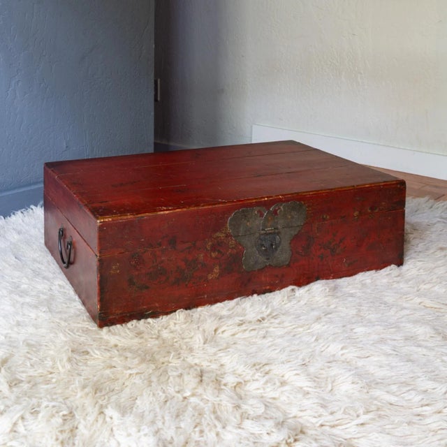 Late 19th Century 19th Century Qing Dynasty Red Lacquer Elmwood Trunk With Butterfly Lock For Sale - Image 5 of 17