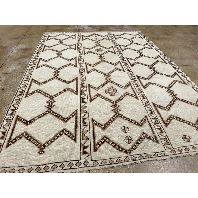 Ivory Galerie Shabab Collection Mid-20th Century Turkish Anatolian Room Size Carpet For Sale - Image 8 of 10