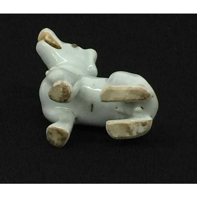 Chinese Porcelain Sitting Dog, Dehua, Qing Dynasty, Kangxi Era For Sale - Image 5 of 14