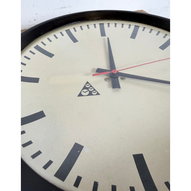 Industrial Brown Bakelite Factory Wall Clock from Pragotron, 1960s For Sale - Image 16 of 18