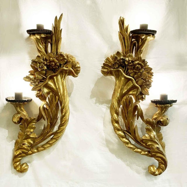 Pair of 18th-century Gilded Wood and Floral Carving Cornucopia Wall Lights in excellent condition, composed of two twisted...