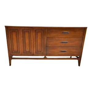 Broyhill lMid Century Walnut Credenza. 1960s.
