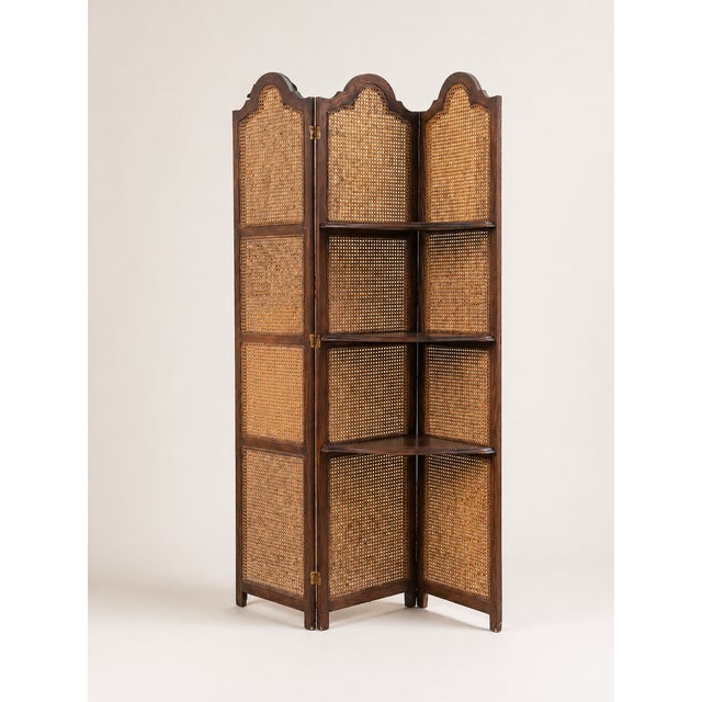 English Late 20th Century Oak & Cane Folding Corner Shelf Screen, British Colonial–Style Arched Étagère Divider For Sale - Image 3 of 13