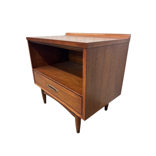 Mid-Century Modern Broyhill Sculptra Walnut Nightstands - Set of 2 - Refinished! For Sale - Image 9 of 11