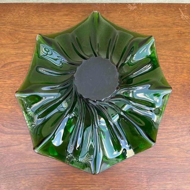 Large Mid-Century Modern Handblown Emerald Art Glass Centerpiece. Circa 1960s For Sale - Image 9 of 12